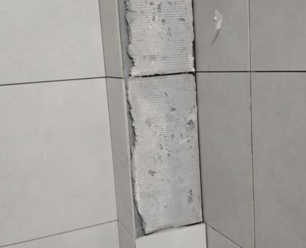 青龙瓷砖空鼓维修公司分享下瓷砖施工前基层浇水润湿程度不足，可能导致以下问题
