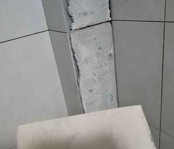 青龙瓷砖空鼓维修公司分享下厨房瓷砖脱落的补救措施。